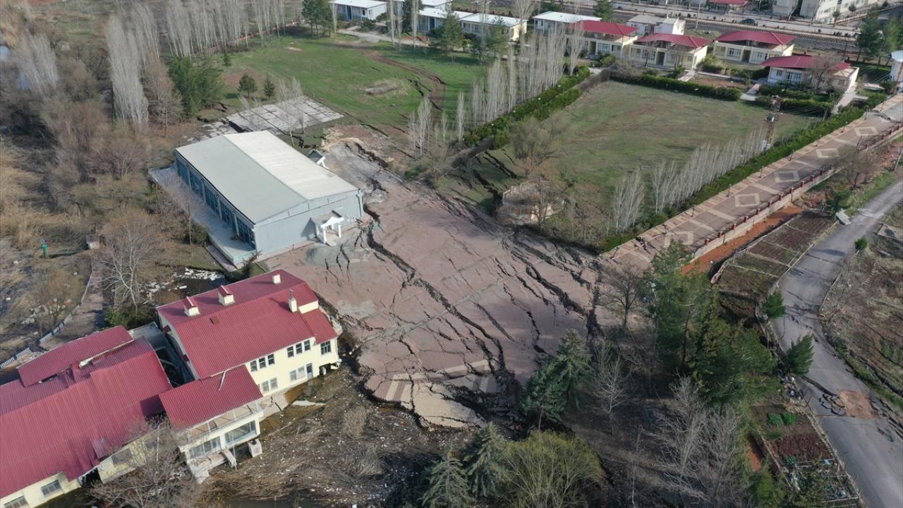 Depremle zemini yaklaşık 1,5 metre çöken tesisler gölün içinde kaldı 10