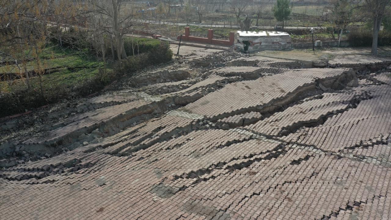 Depremle zemini yaklaşık 1,5 metre çöken tesisler gölün içinde kaldı 7