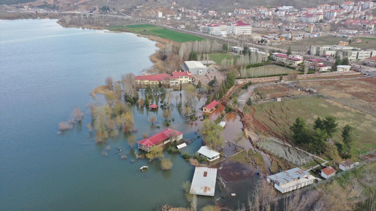 Depremle zemini yaklaşık 1,5 metre çöken tesisler gölün içinde kaldı 3