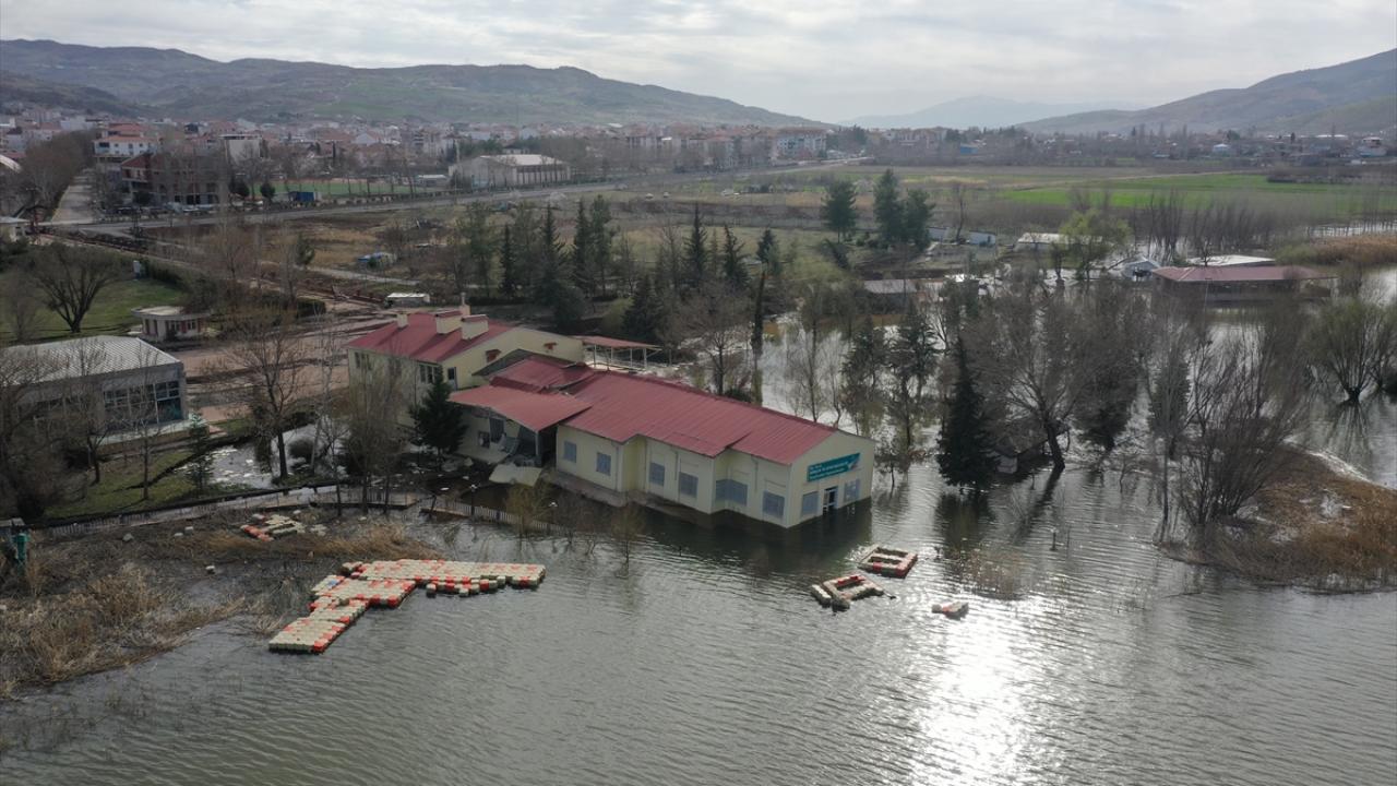 Depremle zemini yaklaşık 1,5 metre çöken tesisler gölün içinde kaldı 4