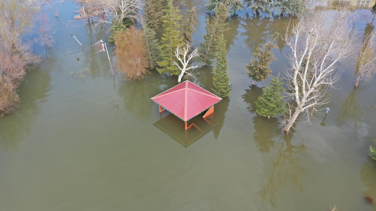 Depremle zemini yaklaşık 1,5 metre çöken tesisler gölün içinde kaldı 5