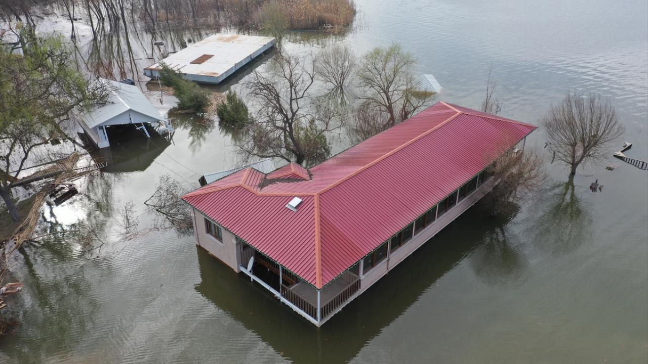 Depremle zemini yaklaşık 1,5 metre çöken tesisler gölün içinde kaldı 2