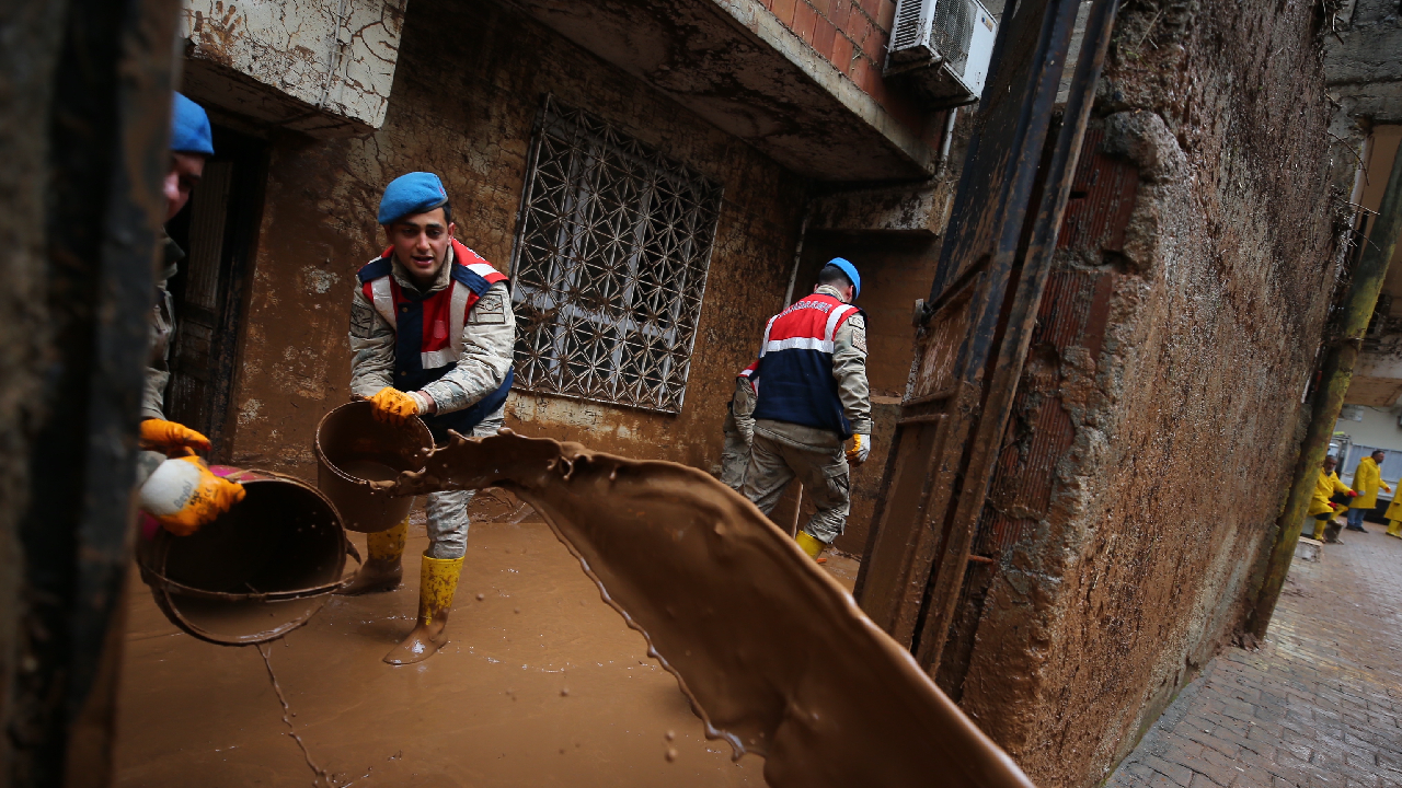 Şanlıurfa'da sel sonrası temizlik çalışmaları devam ediyor 1