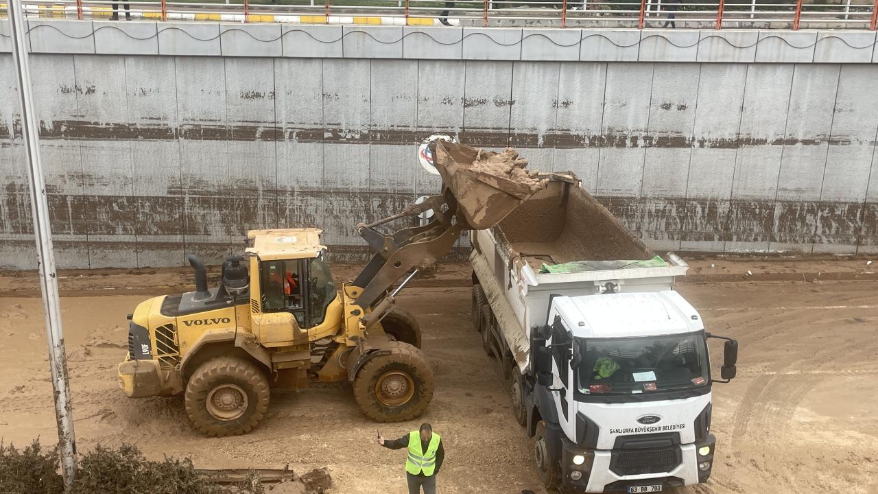 Şanlıurfa'da sel sonrası temizlik çalışmaları devam ediyor 16