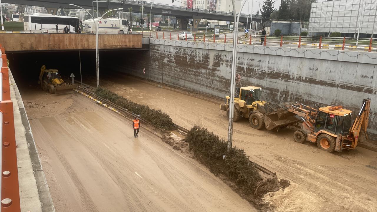 Şanlıurfa'da sel sonrası temizlik çalışmaları devam ediyor 18