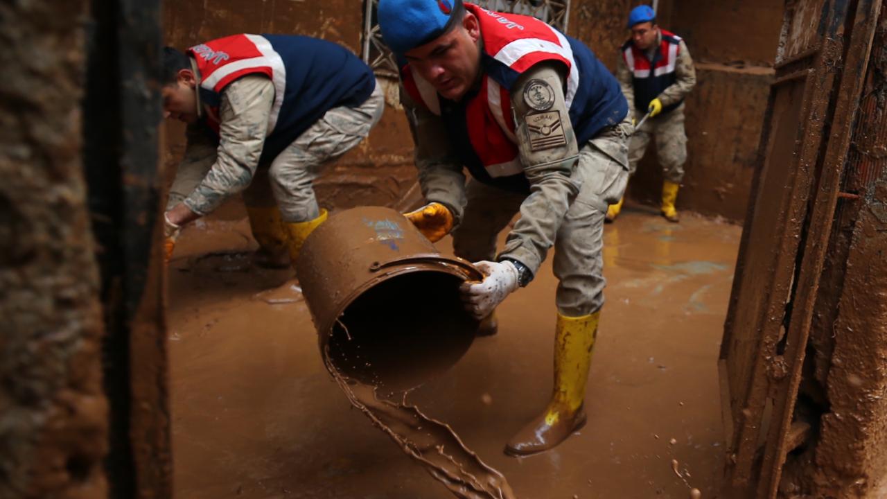 Şanlıurfa'da sel sonrası temizlik çalışmaları devam ediyor 5