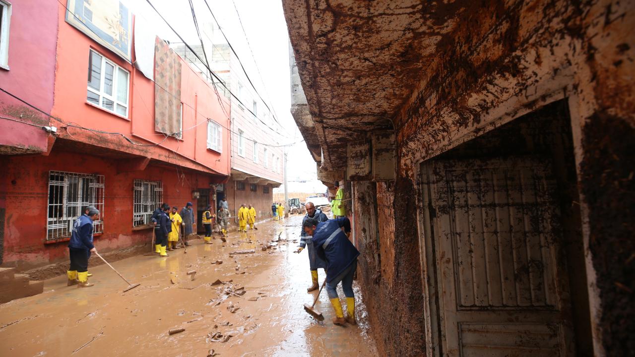 Şanlıurfa'da sel sonrası temizlik çalışmaları devam ediyor 12