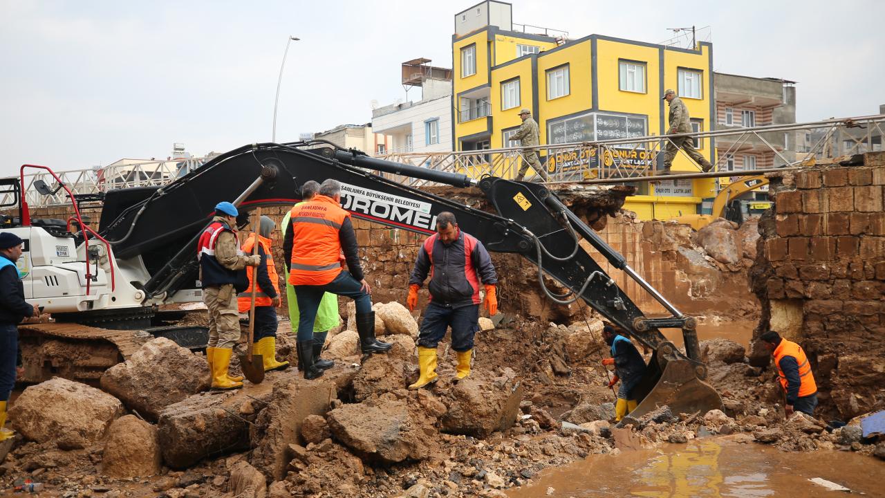 Şanlıurfa'da sel sonrası temizlik çalışmaları devam ediyor 7