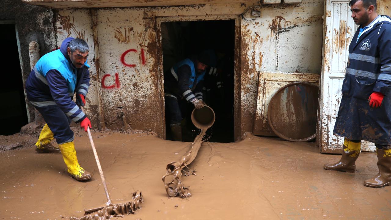 Şanlıurfa'da sel sonrası temizlik çalışmaları devam ediyor 6