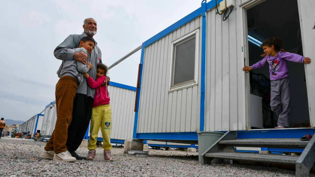 Covid-19'u yendi, önce hastanedeki patlamadan sonra da depremde yıkılan evden kurtuldu 7