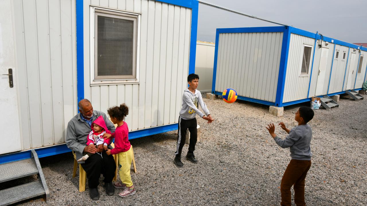 Covid-19'u yendi, önce hastanedeki patlamadan sonra da depremde yıkılan evden kurtuldu 2