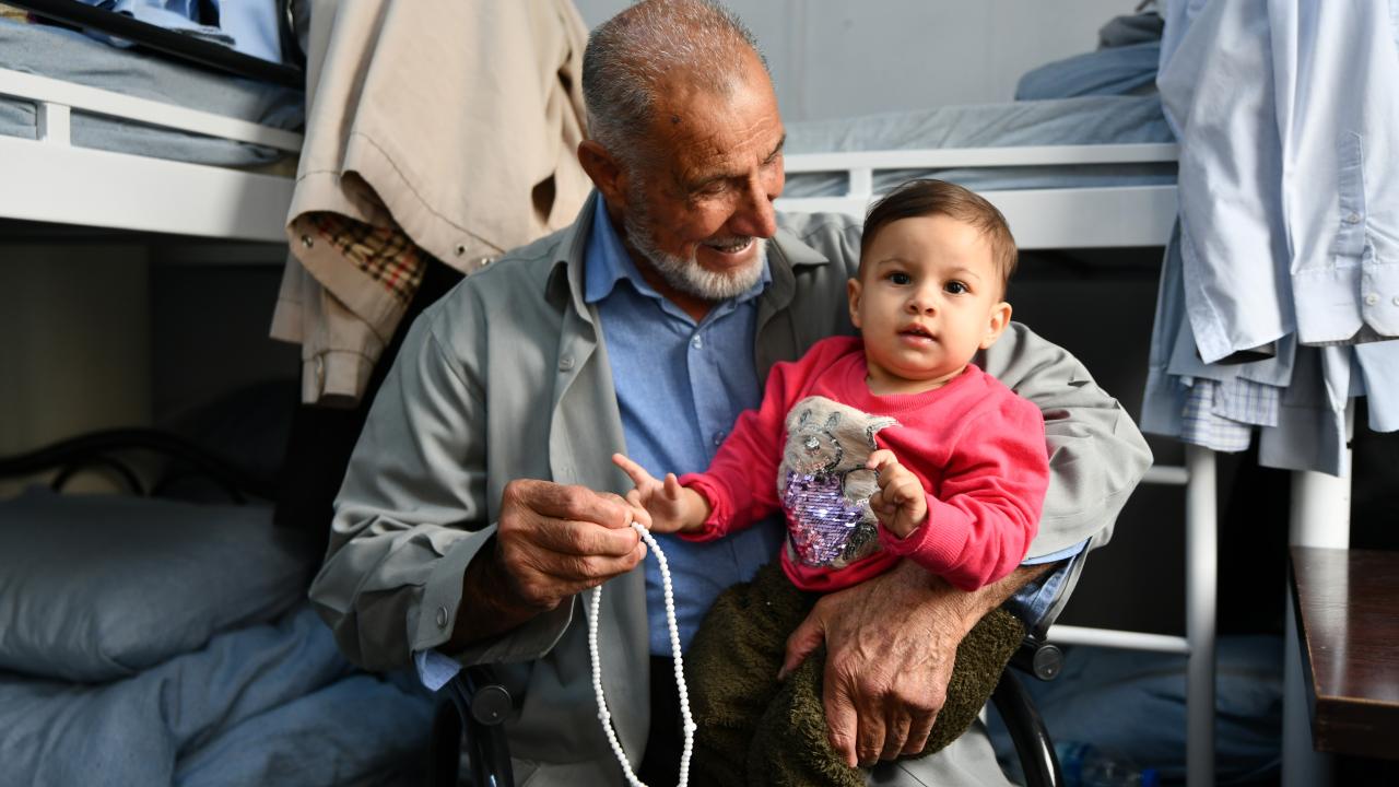 Covid-19'u yendi, önce hastanedeki patlamadan sonra da depremde yıkılan evden kurtuldu 3