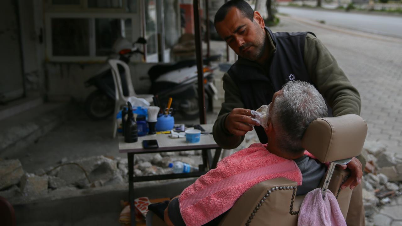 Hataylı berber müşterilerine sokakta hizmet veriyor 6