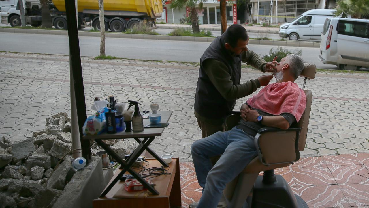 Hataylı berber müşterilerine sokakta hizmet veriyor 4