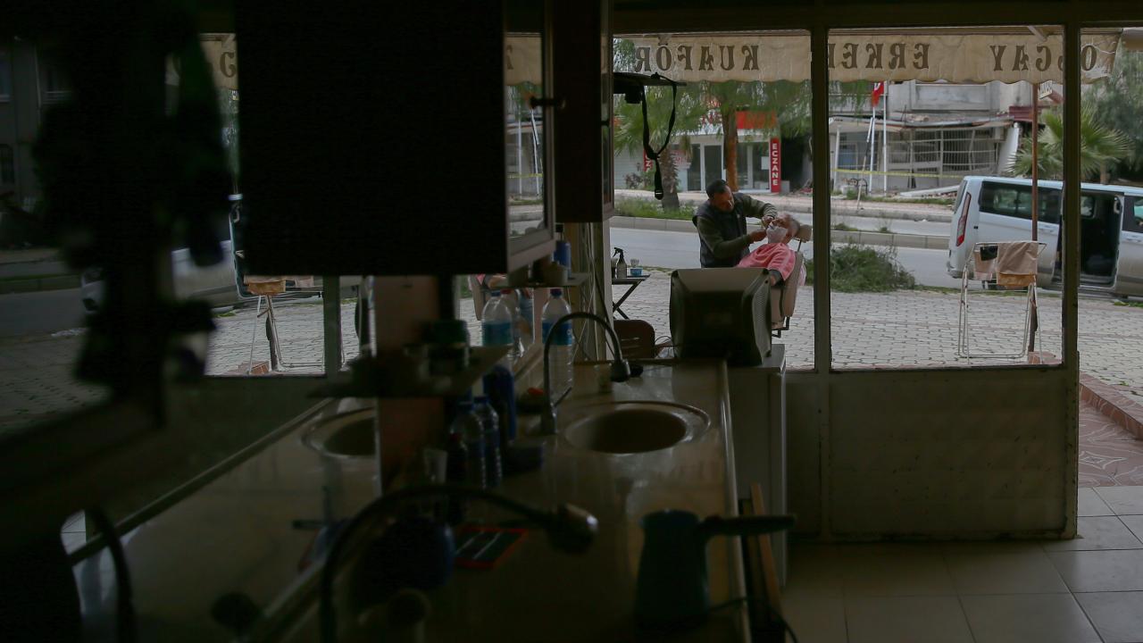 Hataylı berber müşterilerine sokakta hizmet veriyor 3