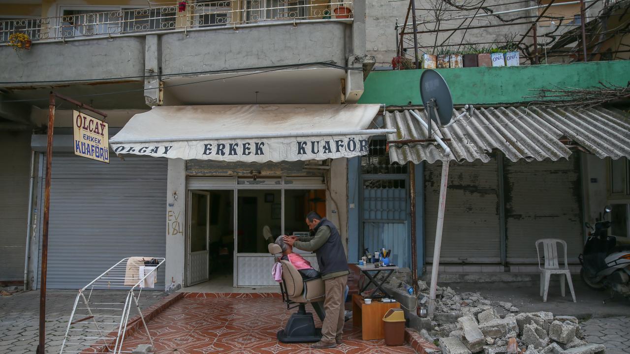 Hataylı berber müşterilerine sokakta hizmet veriyor 5