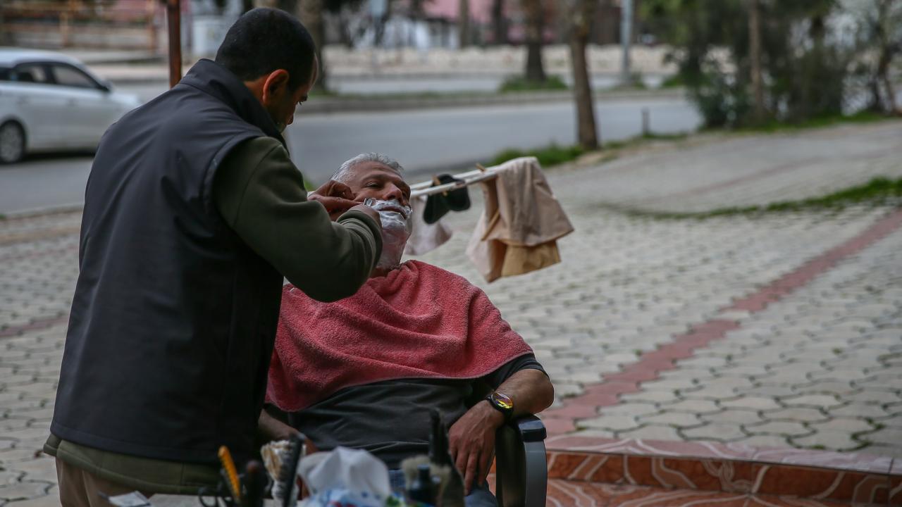 Hataylı berber müşterilerine sokakta hizmet veriyor 2