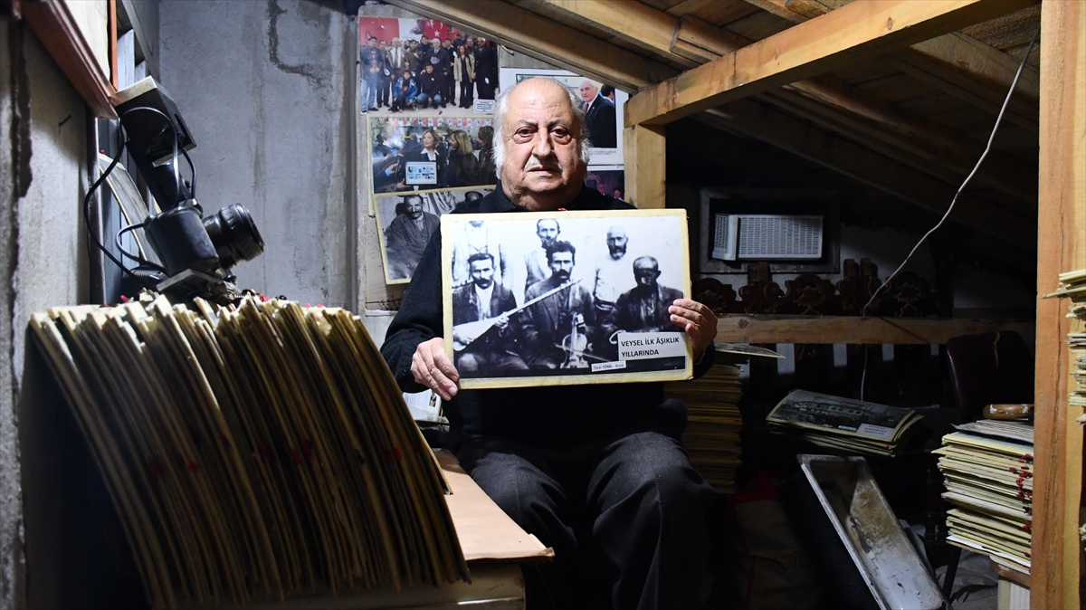 Sivaslı gazeteci arşivindeki Aşık Veysel fotoğraflarını çatı katında saklıyor 5
