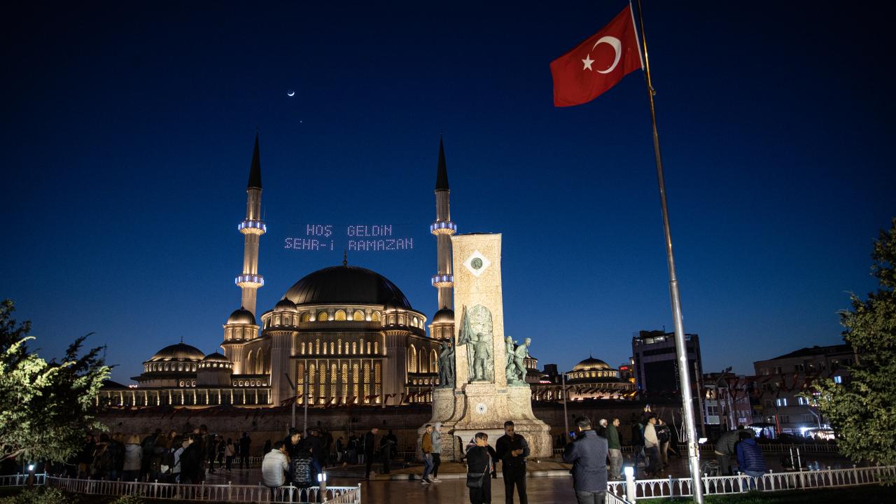 İstanbul'da ramazan ve hilal bir arada 2