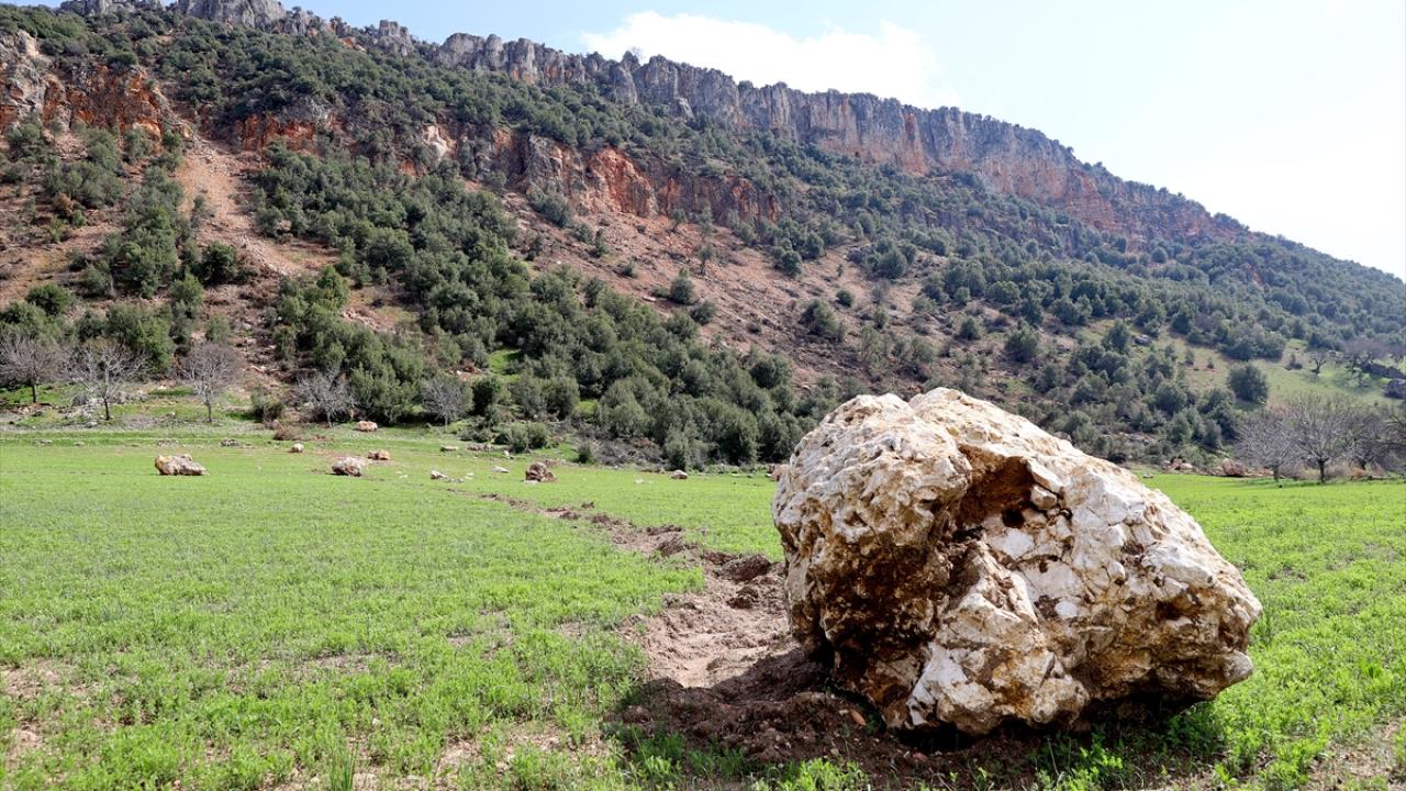 Buğday tarlasına kaya yağdı 7
