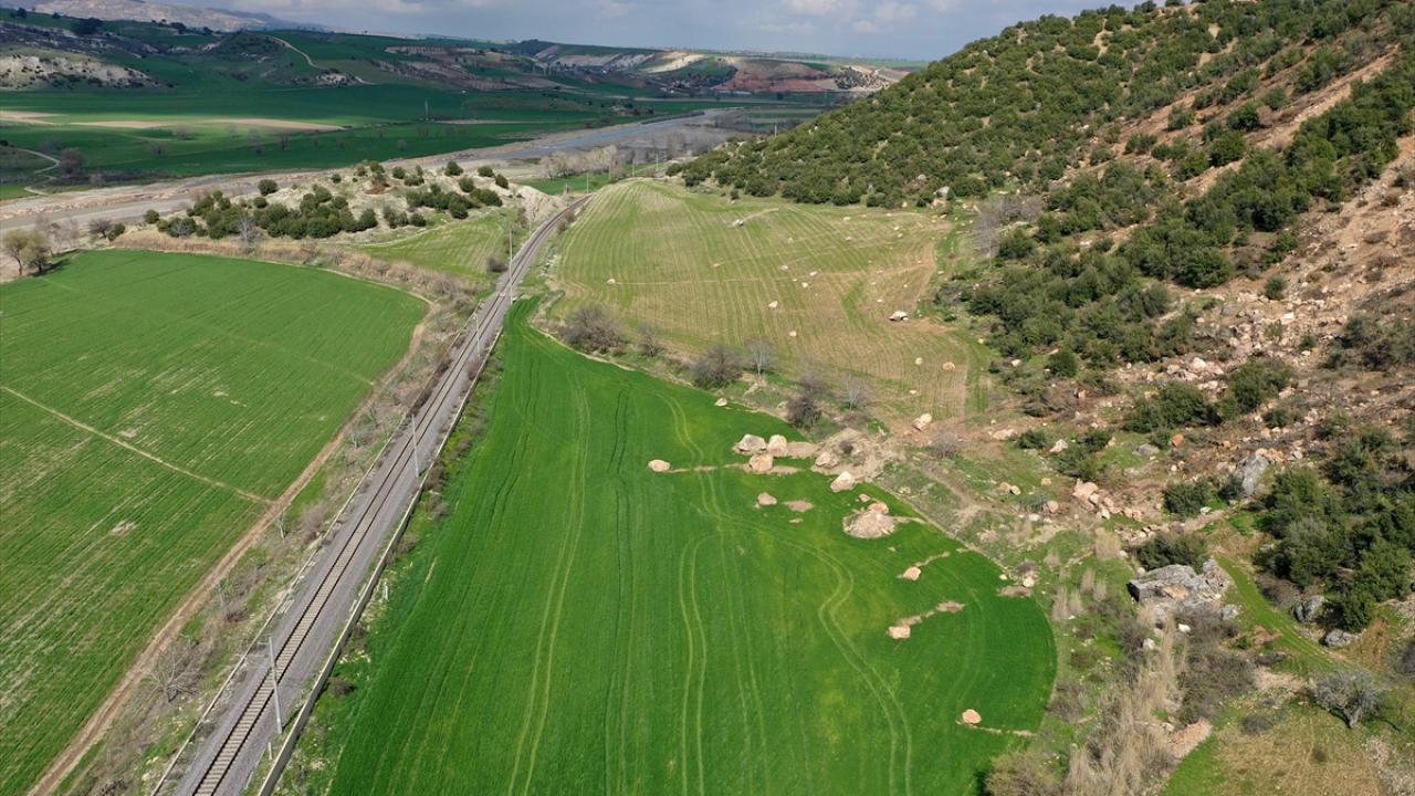 Buğday tarlasına kaya yağdı 2