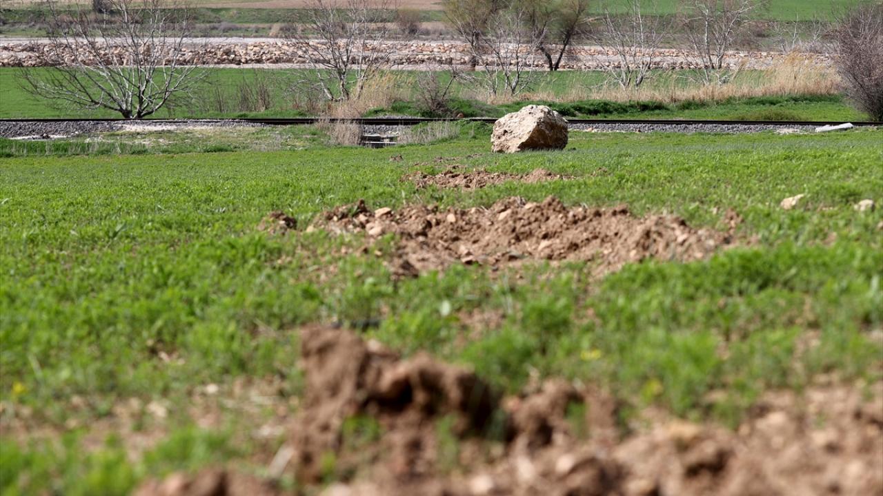 Buğday tarlasına kaya yağdı 10