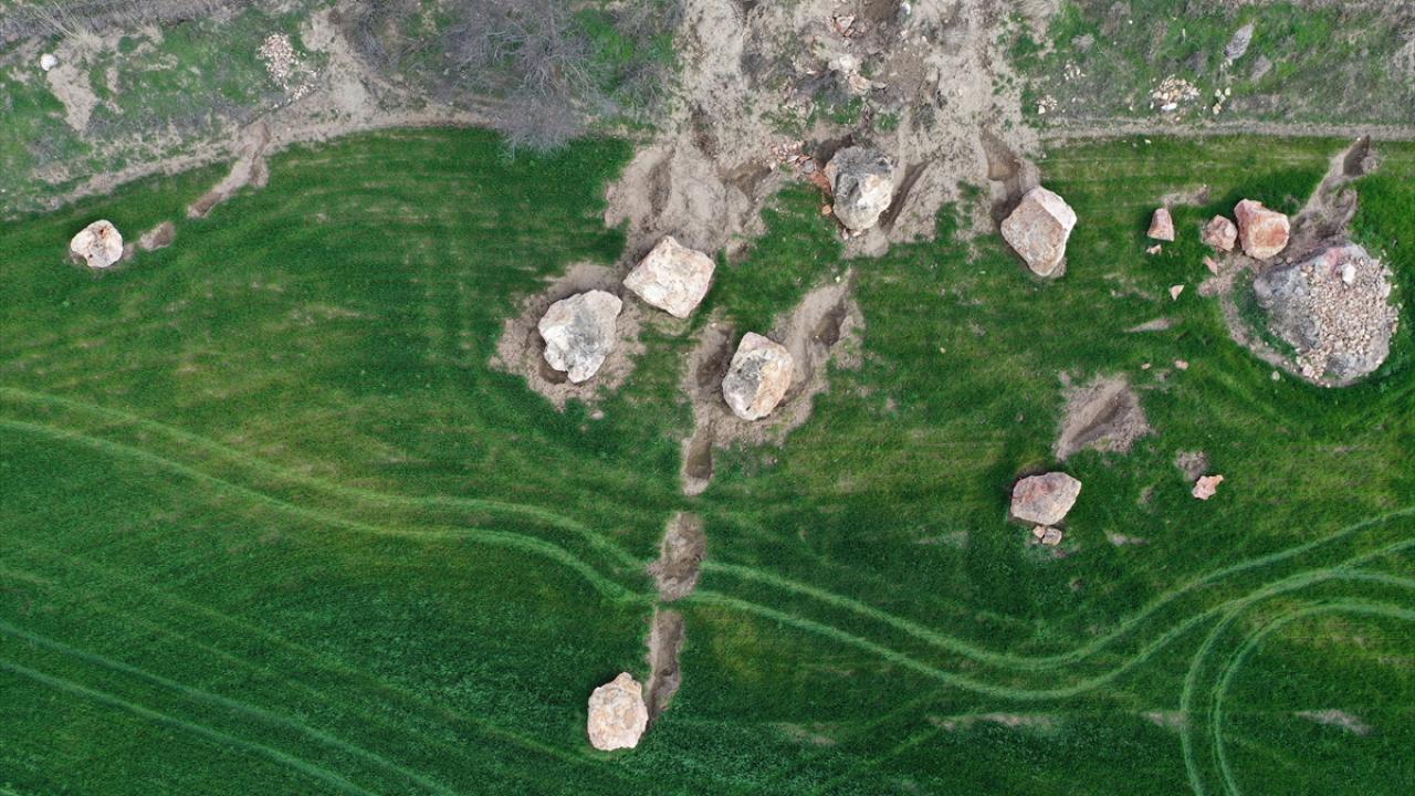 Buğday tarlasına kaya yağdı 9