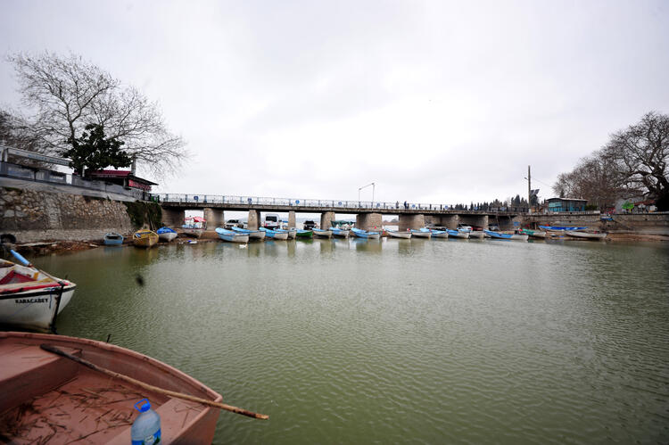 Adım adım geri çekiliyor: Kayıkların geçtiği köprünün altı park alanı oldu 10