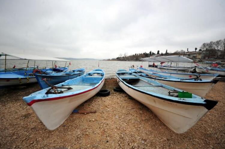 Adım adım geri çekiliyor: Kayıkların geçtiği köprünün altı park alanı oldu 4