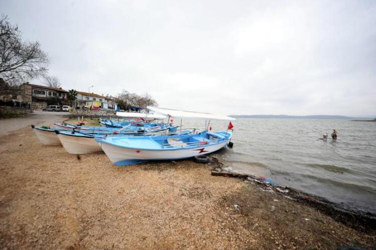 Adım adım geri çekiliyor: Kayıkların geçtiği köprünün altı park alanı oldu 6