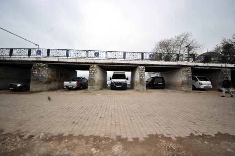 Adım adım geri çekiliyor: Kayıkların geçtiği köprünün altı park alanı oldu 2