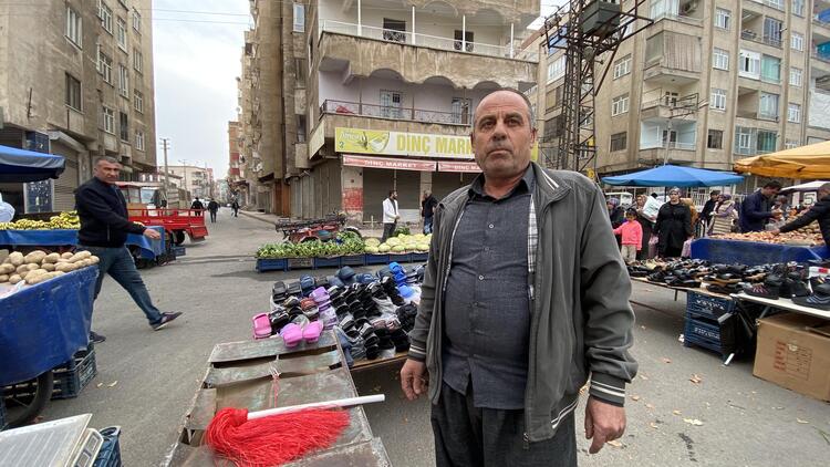 Yüzlerce kişinin gelerek alışveriş yaptığı pazar tehlikeye rağmen açık… 7