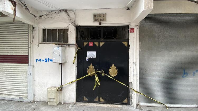 Yüzlerce kişinin gelerek alışveriş yaptığı pazar tehlikeye rağmen açık… 6