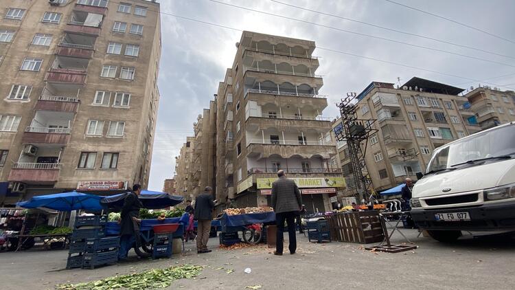 Yüzlerce kişinin gelerek alışveriş yaptığı pazar tehlikeye rağmen açık… 9