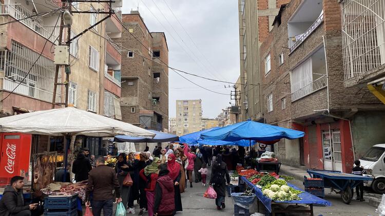 Yüzlerce kişinin gelerek alışveriş yaptığı pazar tehlikeye rağmen açık… 4