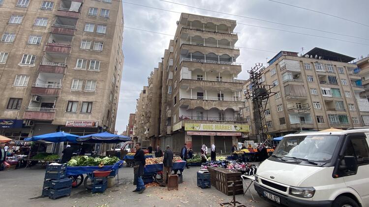 Yüzlerce kişinin gelerek alışveriş yaptığı pazar tehlikeye rağmen açık… 2