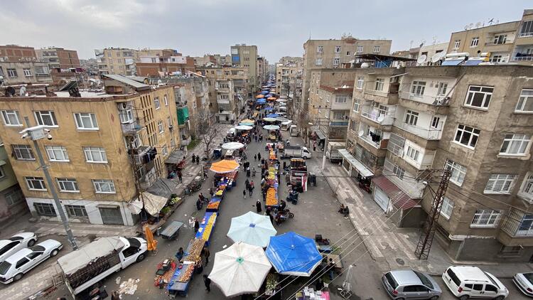 Yüzlerce kişinin gelerek alışveriş yaptığı pazar tehlikeye rağmen açık… 3