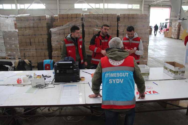Depremzedelere gönderdikleri eşyaların arasındaki notlar yürek ısıttı 5