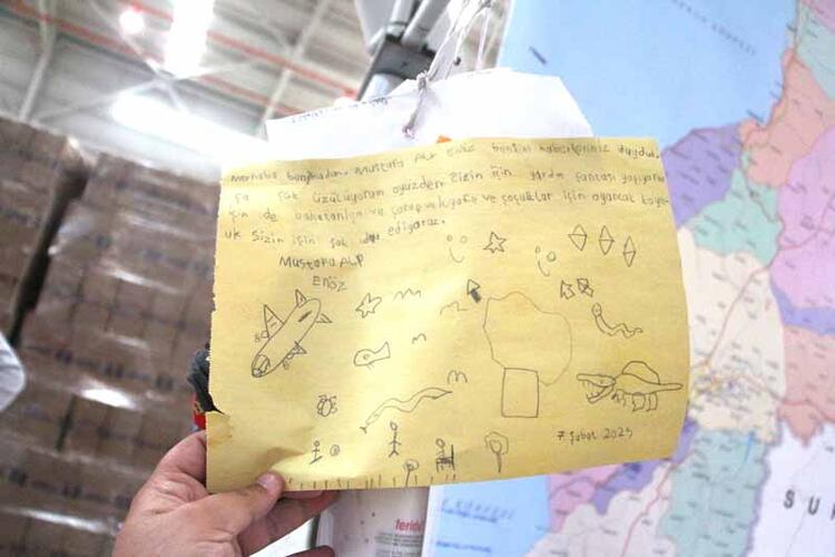 Depremzedelere gönderdikleri eşyaların arasındaki notlar yürek ısıttı 4