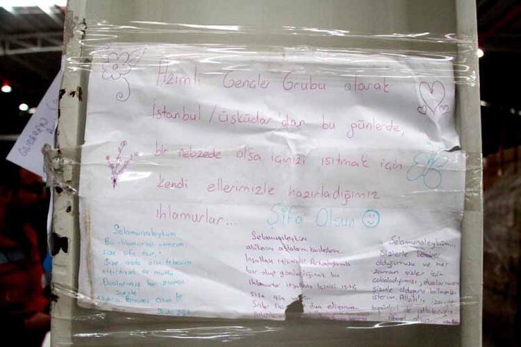 Depremzedelere gönderdikleri eşyaların arasındaki notlar yürek ısıttı 1