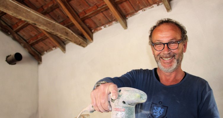 Hababam Sınıfı'nın Kıvırcık Ömer'i tahta sandalye yapıp satıyor! Eski halinden eser yok...  19