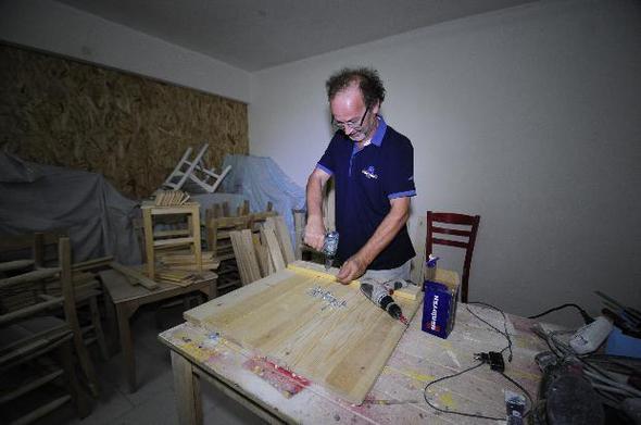 Hababam Sınıfı'nın Kıvırcık Ömer'i tahta sandalye yapıp satıyor! Eski halinden eser yok...  16