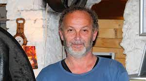 Hababam Sınıfı'nın Kıvırcık Ömer'i tahta sandalye yapıp satıyor! Eski halinden eser yok...  11