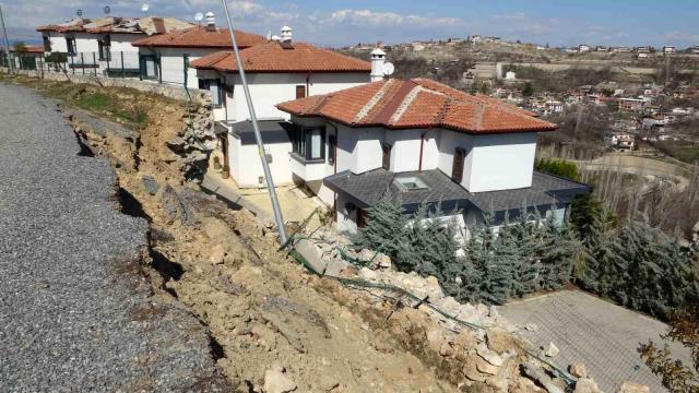 milyonluk-villalar-depremde-kagit-gibi-dagild-2-15686750_o