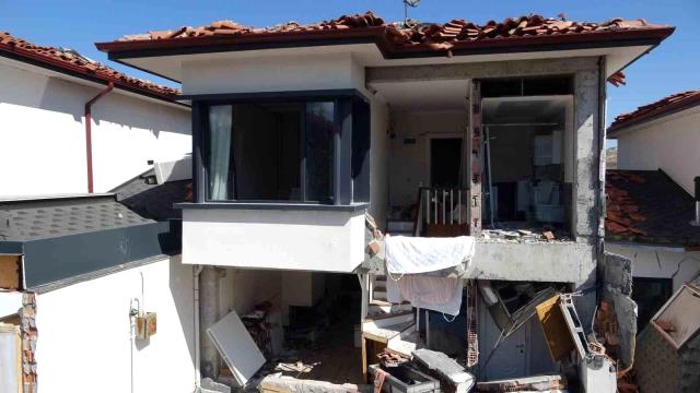 milyonluk-villalar-depremde-kagit-gibi-dagild-4-15686750_o