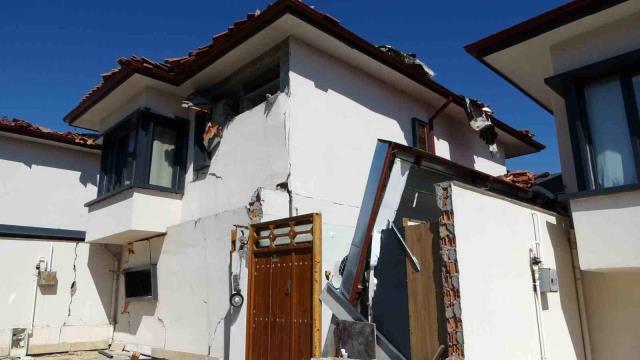 milyonluk-villalar-depremde-kagit-gibi-dagild-7-15686750_o