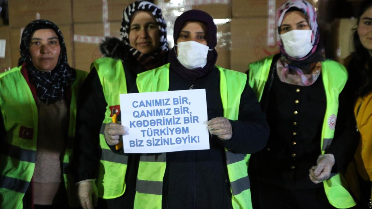 Azerbaycan'dan gelen yardımların içinden çıkan mektuplar duygulandırdı 8