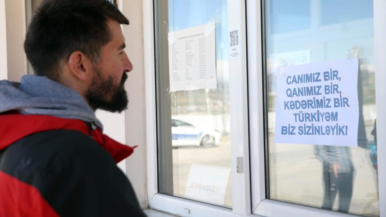 Azerbaycan'dan gelen yardımların içinden çıkan mektuplar duygulandırdı 7