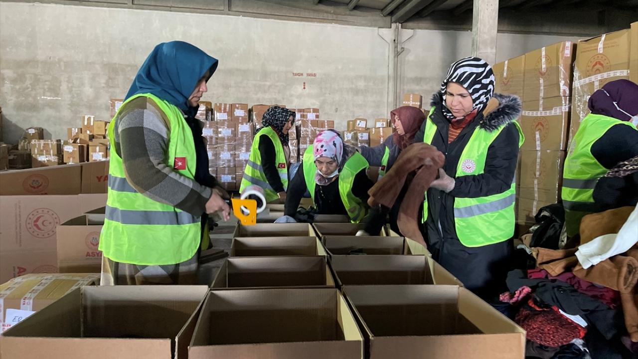 Azerbaycan'dan gelen yardımların içinden çıkan mektuplar duygulandırdı 2