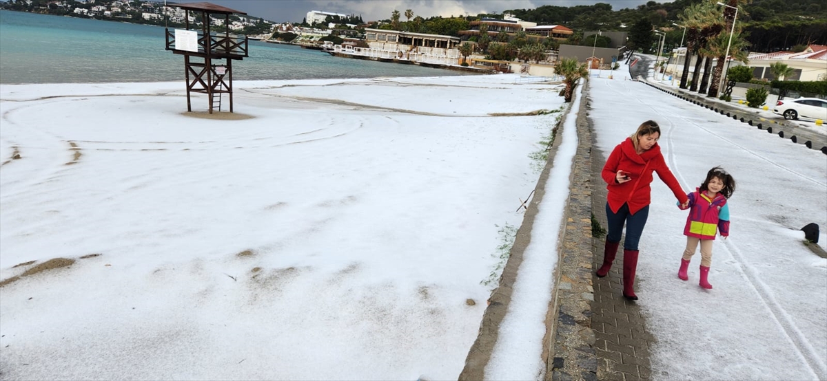 İzmir'de dolu: Sokaklar beyaza büründü 5